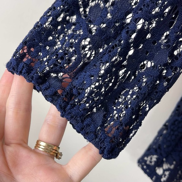 JM Collection Navy Cold Shoulder Lace 3/4 Sleeve V Neck Top NWT Size Small - Picture 6 of 12